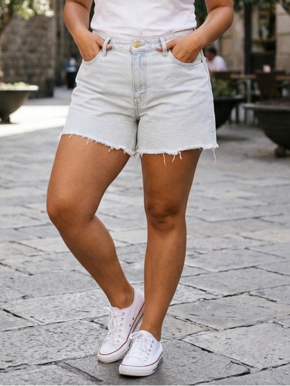 Universal Thread Vintage Midi Jean Shorts Light Wash Raw Hem Size 12 / 31R